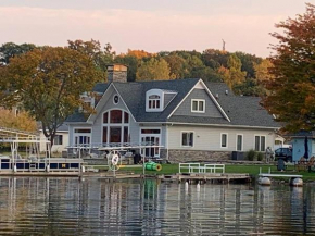 Runyan Lake House / 4 Private Suites - Sleeps 13